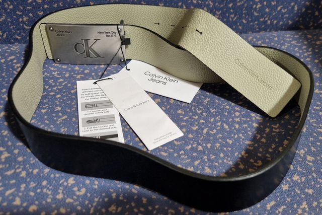 Cinturón Calvin Klein Studded Plaque Reversible.