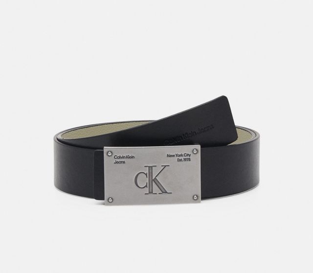 Cinturón Calvin Klein Studded Plaque Reversible.