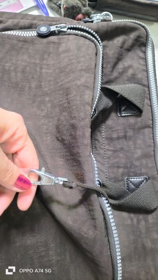 Maletín ordenador marrón marca Kipling