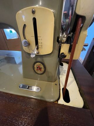 Maquina de coser alfa con mueble