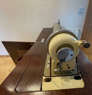 Maquina de coser alfa con mueble