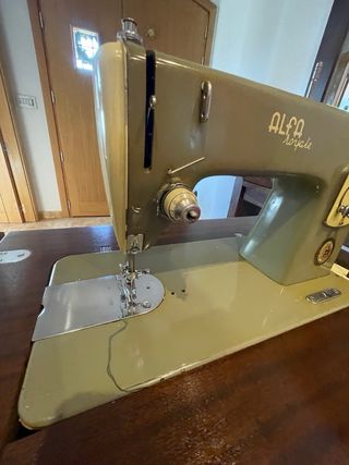 Maquina de coser alfa con mueble