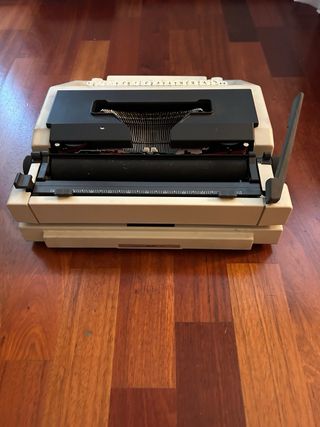 Maquina de escribir Olivetti. con maleta para tran