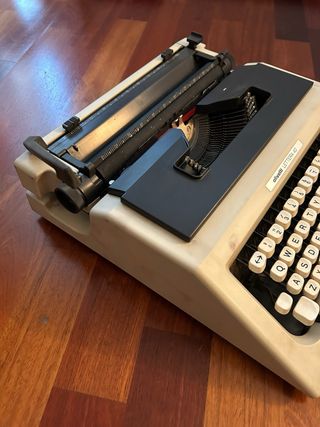 Maquina de escribir Olivetti. con maleta para tran