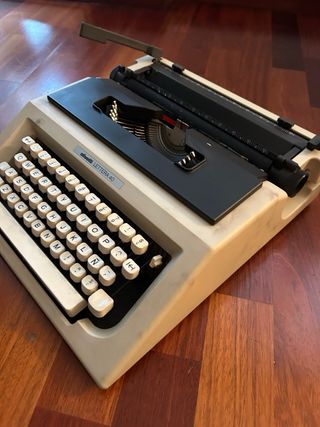 Maquina de escribir Olivetti. con maleta para tran