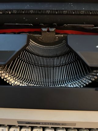 Maquina de escribir Olivetti. con maleta para tran