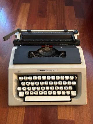Maquina de escribir Olivetti. con maleta para tran