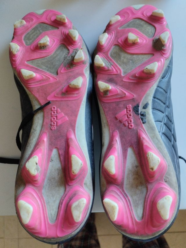 Botas de futbol talla 40 (las grises) 38'5 y 34