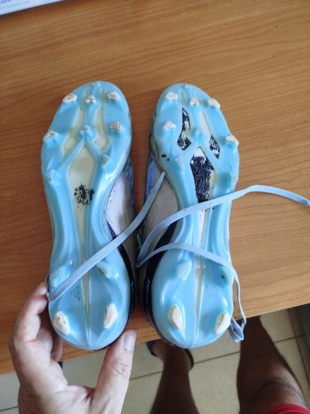 Botas de futbol talla 40 (las grises) 38'5 y 34