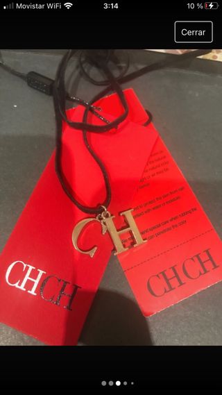 Gargantilla de Carolina Herrera, con colgantes CH