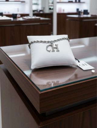 Gargantilla de Carolina Herrera, con colgantes CH
