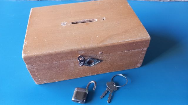 ANTICO SALVADANAIO IN LEGNO CHIUSURA LUCCHETTO 