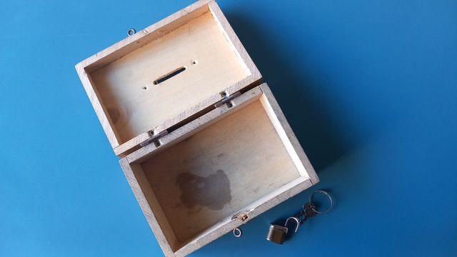 ANTICO SALVADANAIO IN LEGNO CHIUSURA LUCCHETTO 