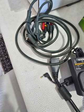 Xbox 360 + alimentatore e accessori