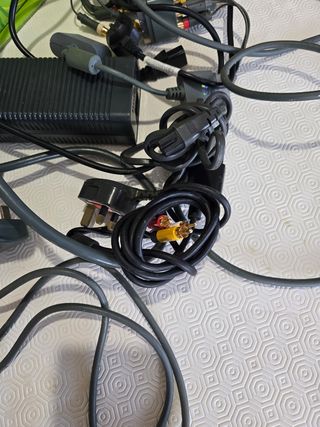 Xbox 360 + alimentatore e accessori