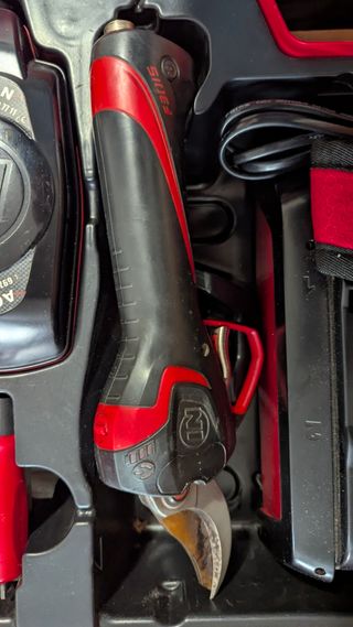 Tijeras de poda con batería y cargador 