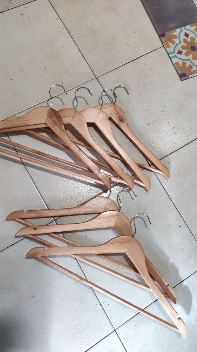 Perchas ropa madera