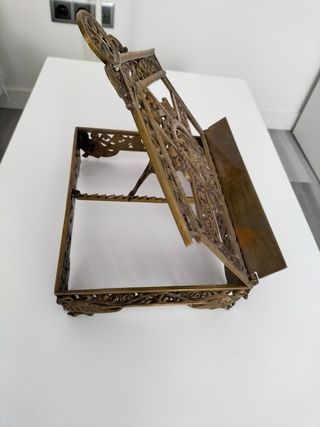 Biblia y átril liturgico