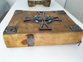 Biblia y átril liturgico