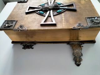 Biblia y átril liturgico