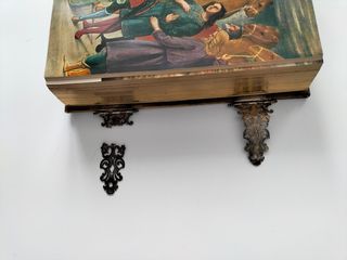 Biblia y átril liturgico