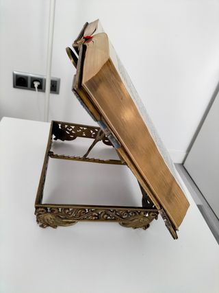 Biblia y átril liturgico