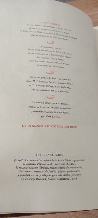 Biblia y átril liturgico