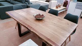 MESA ROBUSTA DE MADERA DE ALTA CALIDAD