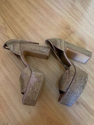 Zapatos tacón dorados con brillantes 36