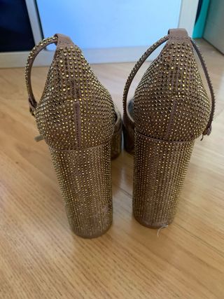 Zapatos tacón dorados con brillantes 36