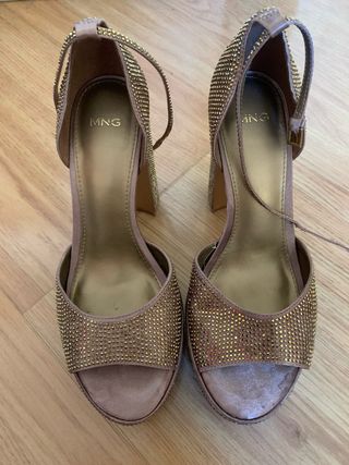 Zapatos tacón dorados con brillantes 36