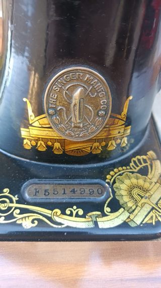 Mesa de coser y maquina Singer