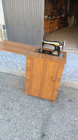 Mesa de coser y maquina Singer
