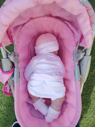 Bebe realista Berenguer con carrito.