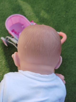 Bebe realista Berenguer con carrito.