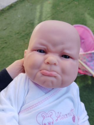 Bebe realista Berenguer con carrito.