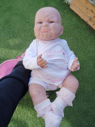 Bebe realista Berenguer con carrito.