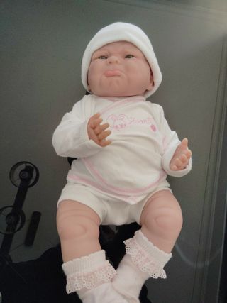 Bebe realista Berenguer con carrito.