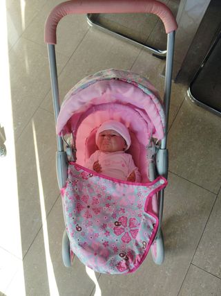 Bebe realista Berenguer con carrito.