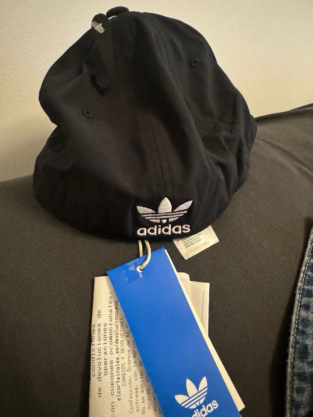 Gorra Adidas hombre nueva. Color Negro