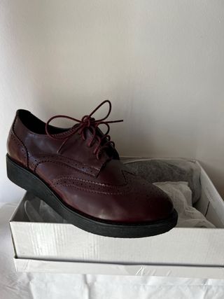 Scarpa chiusa con lacci da donna