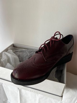 Scarpa chiusa con lacci da donna