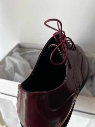 Scarpa chiusa con lacci da donna