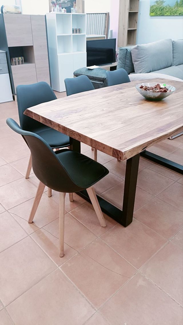 MESA DE COMEDOR MACIZA CON PATAS METALICAS