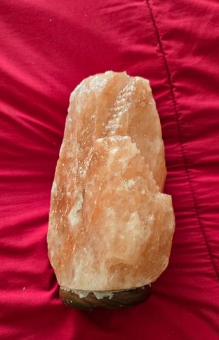 Escultura rosa de roca de sal escaleras piedra