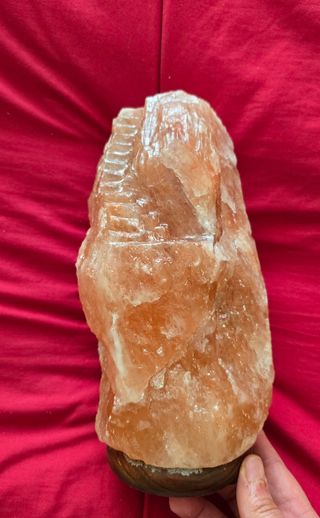 Escultura rosa de roca de sal escaleras piedra