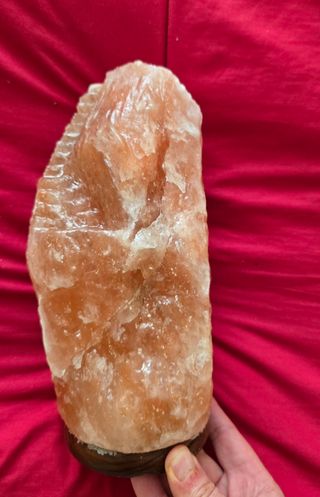 Escultura rosa de roca de sal escaleras piedra