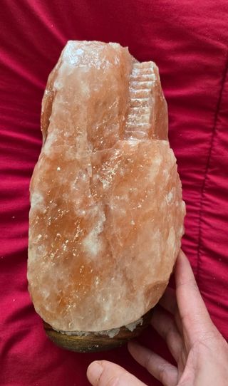 Escultura rosa de roca de sal escaleras piedra