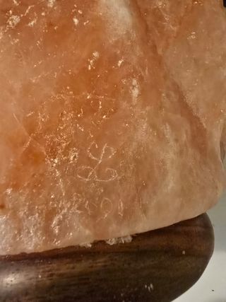 Escultura rosa de roca de sal escaleras piedra