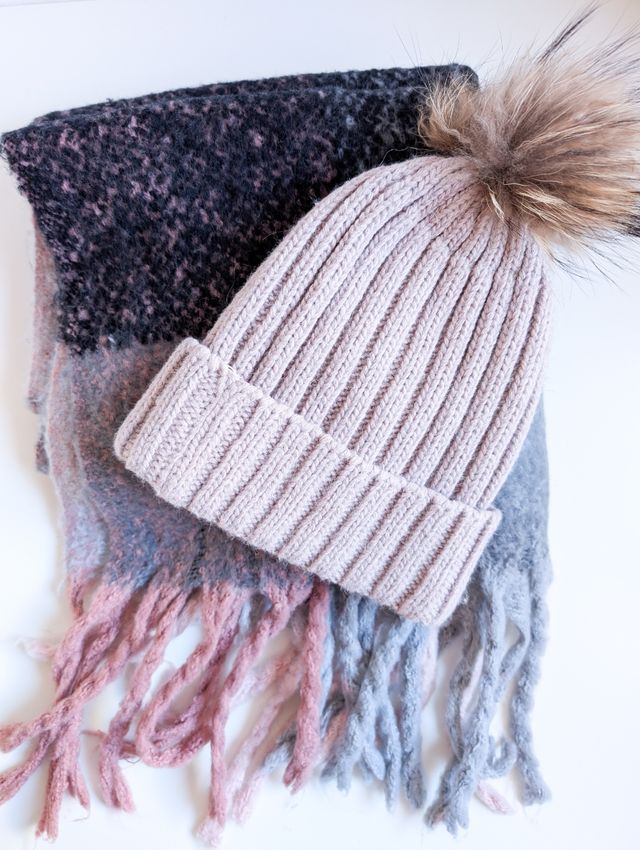 Conjunto de bufanda y gorro rosa